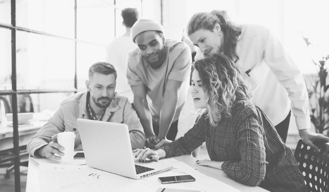 Estudiante trabajando en su plan financiero personalizado